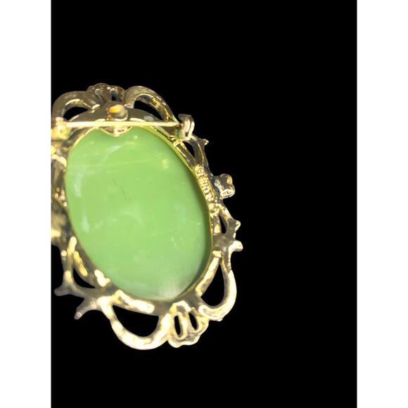 Vintage Signed Gerrys Brooch Pin Cameo White on Green Goldtone 2.25" x 1.5" - Picture 6 of 7